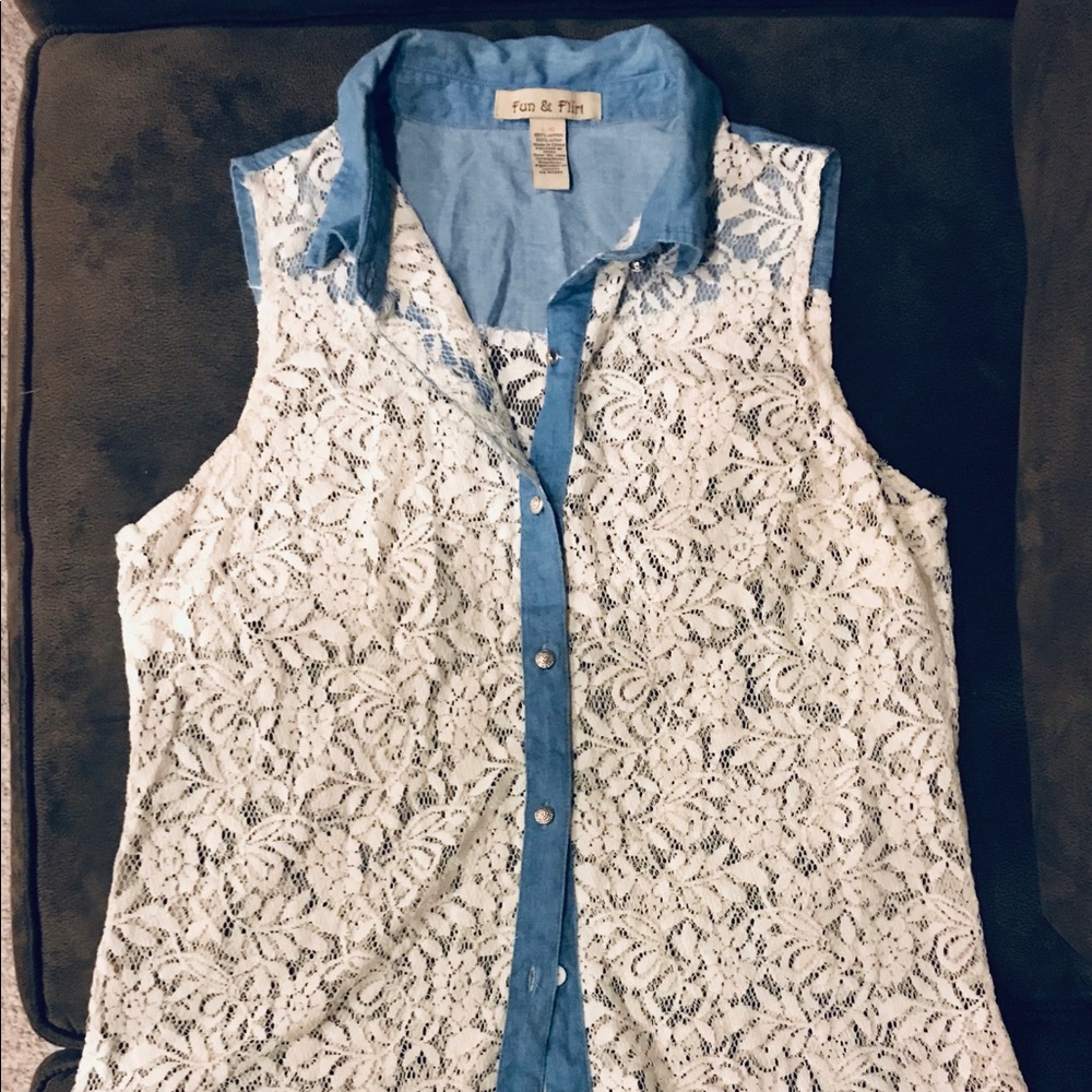 FUN & FLIRT Button up sleeveless lace top